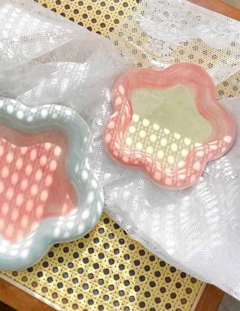 Ceramic plate for cats in the shape of flowers