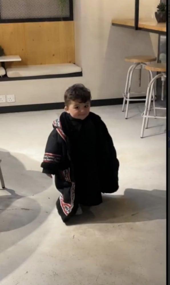 فروه انيقة بأطراف سدو للاطفال بالاسم