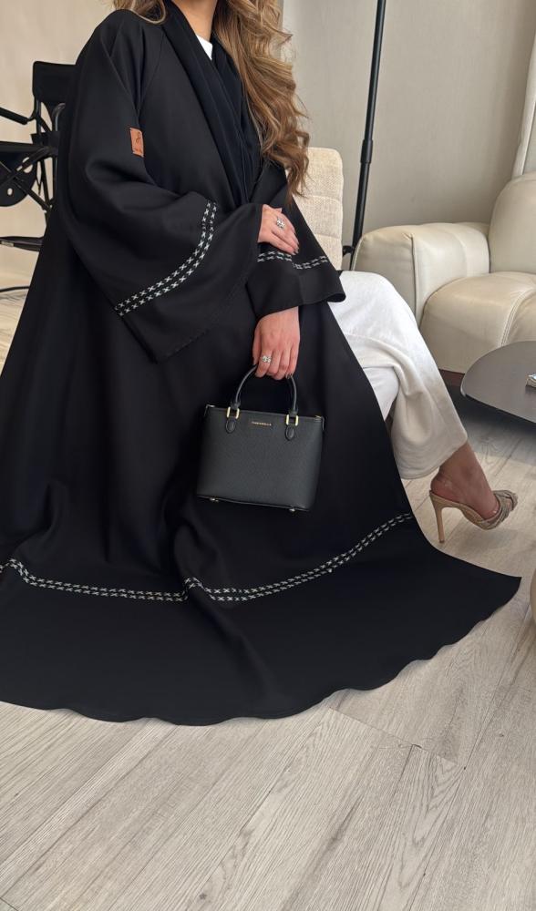 ملك بتطريز ابيض