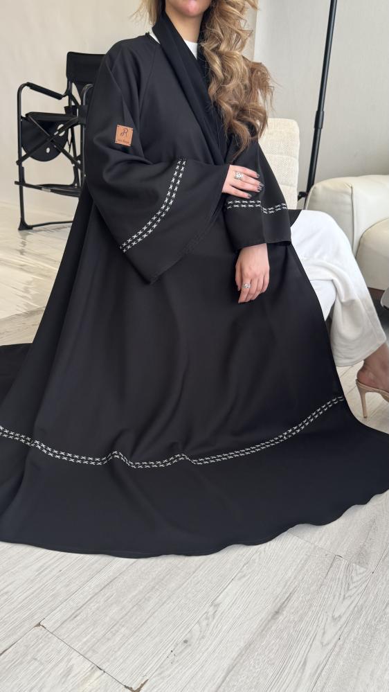 ملك بتطريز ابيض