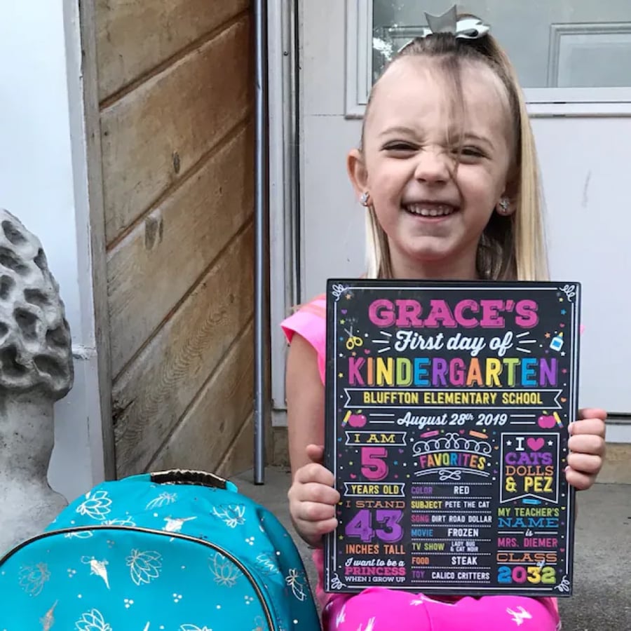 لوحة معلومات الطفل في أول يوم دراسي باللغة الانجليزية التفاحة | First Day of School Sign
