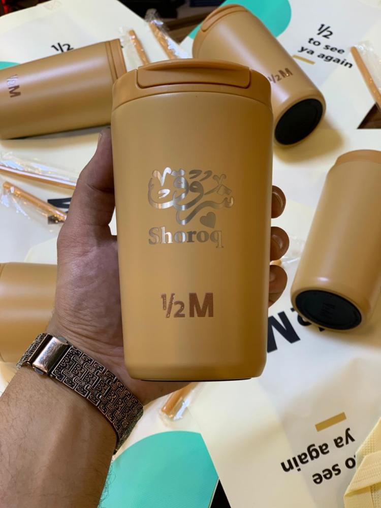 كوب هاف مليون لون بني مخصص بالاسم من متجر إيفا بتصميم الهبة الجديد