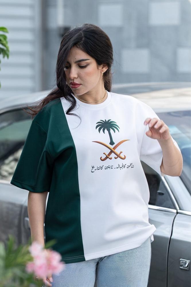 تيشيرت اليوم الوطني عزّنا بشجاعتنا