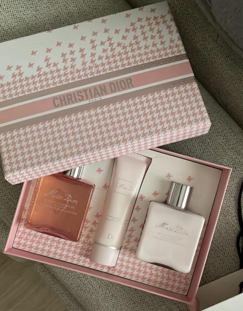 طقم مس ديور