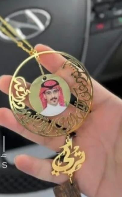 Car pendant picture with the name and a piece of wood