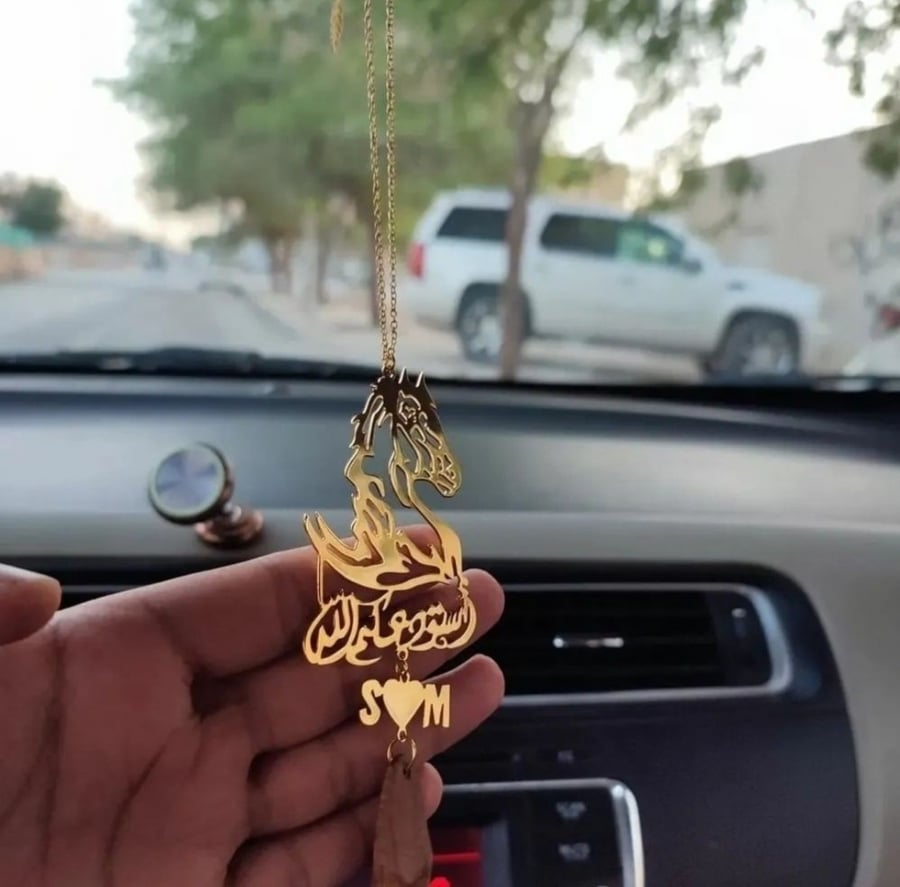 Horse pendant with a crack in the oud