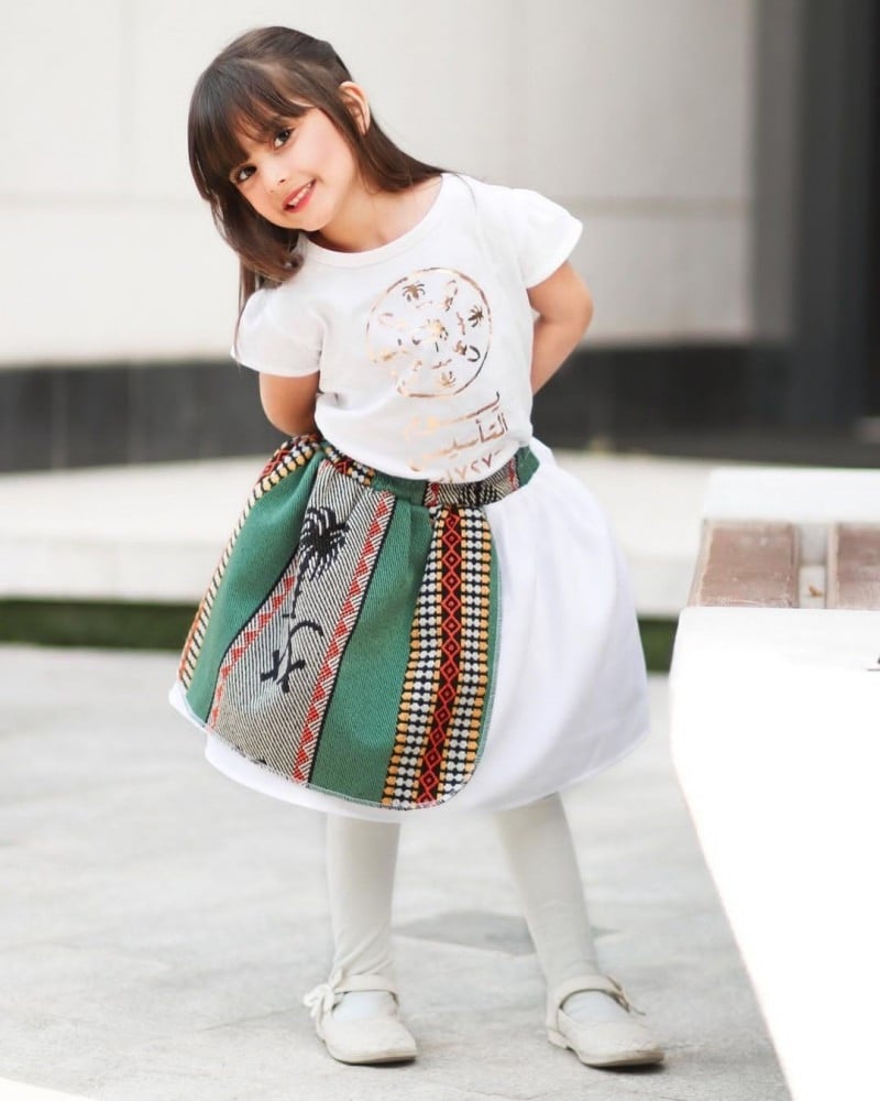 تنوره سدو + تيشرت ابيض مع طباعه شعار يوم التأسيس بالاسم