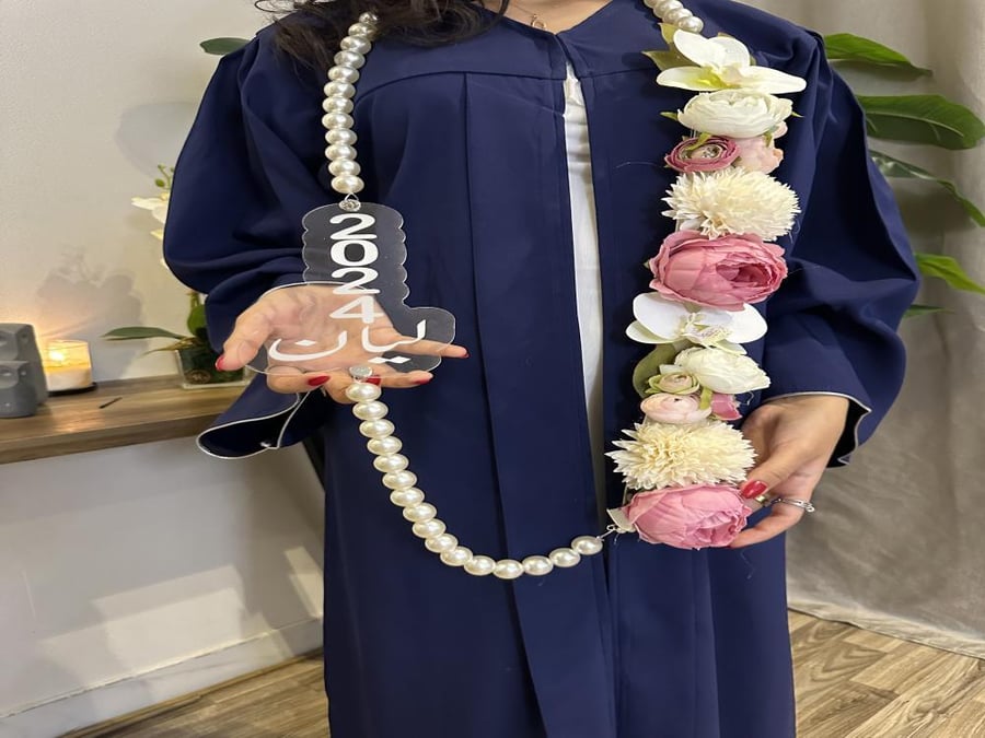 عقد تخرج ورد بالاسم