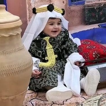 دقلة يوم التأسيس السعودي اسود مع شماغ و عقال و جمبية و محزم متجر فنون