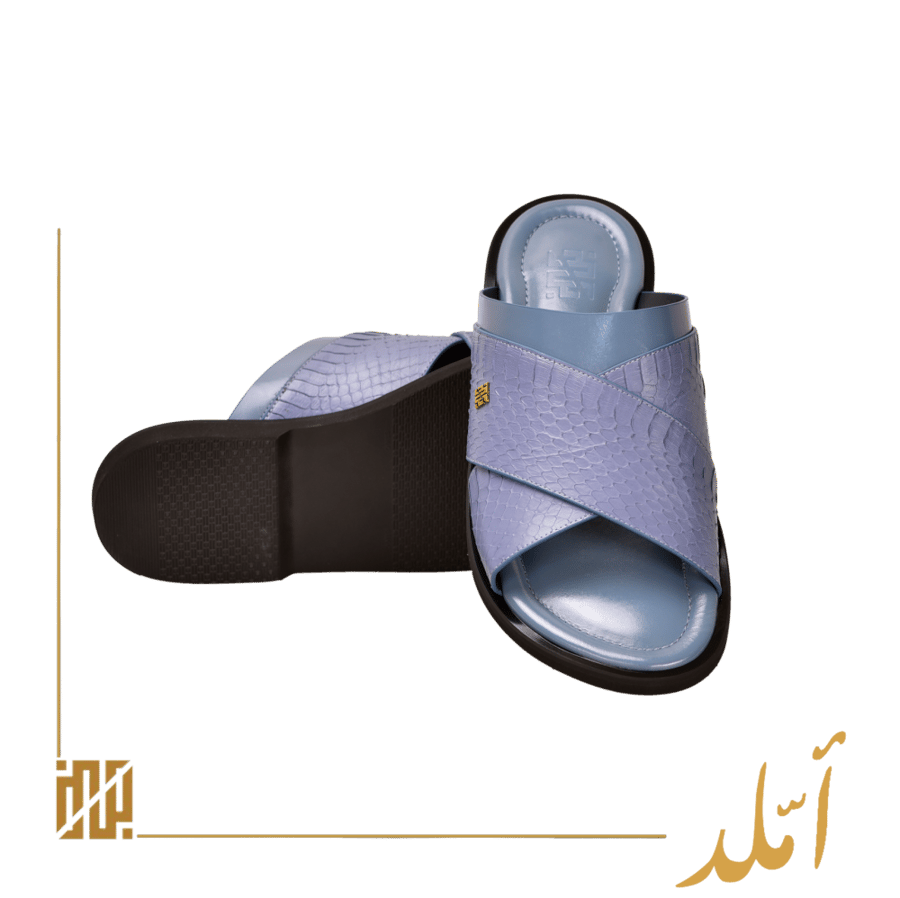 حذاء املد من جلد الحية ظهر باللون السماوي