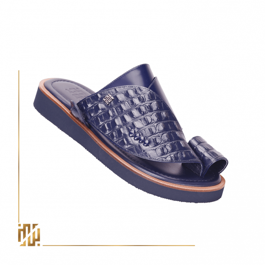Shoe in crocodile nail pattern in navy color