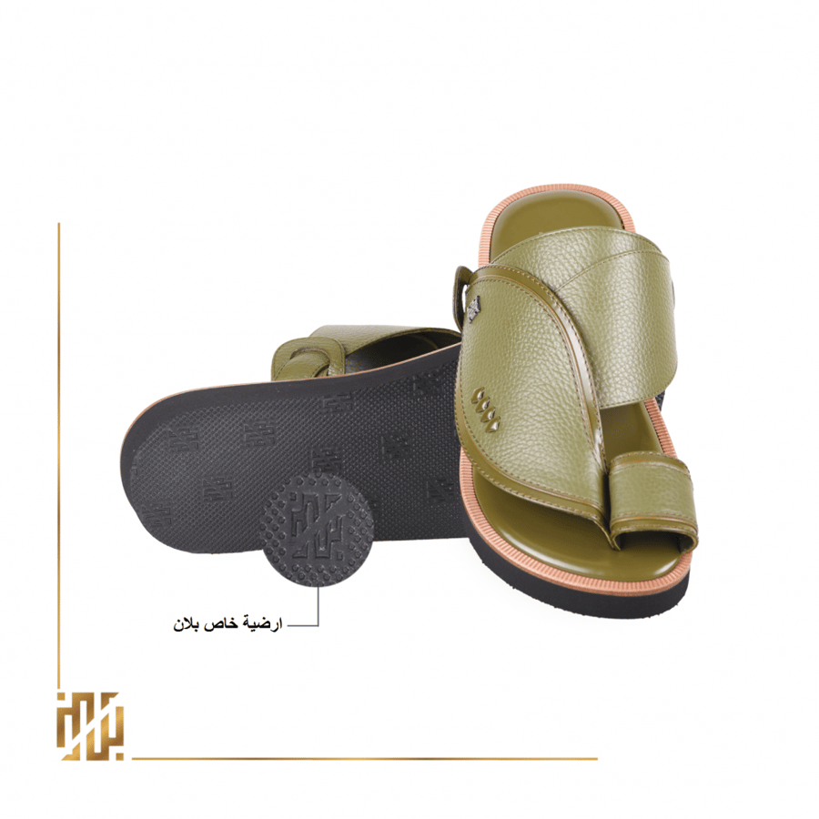 حذاء على نسق السكوتش باللون الزيتي