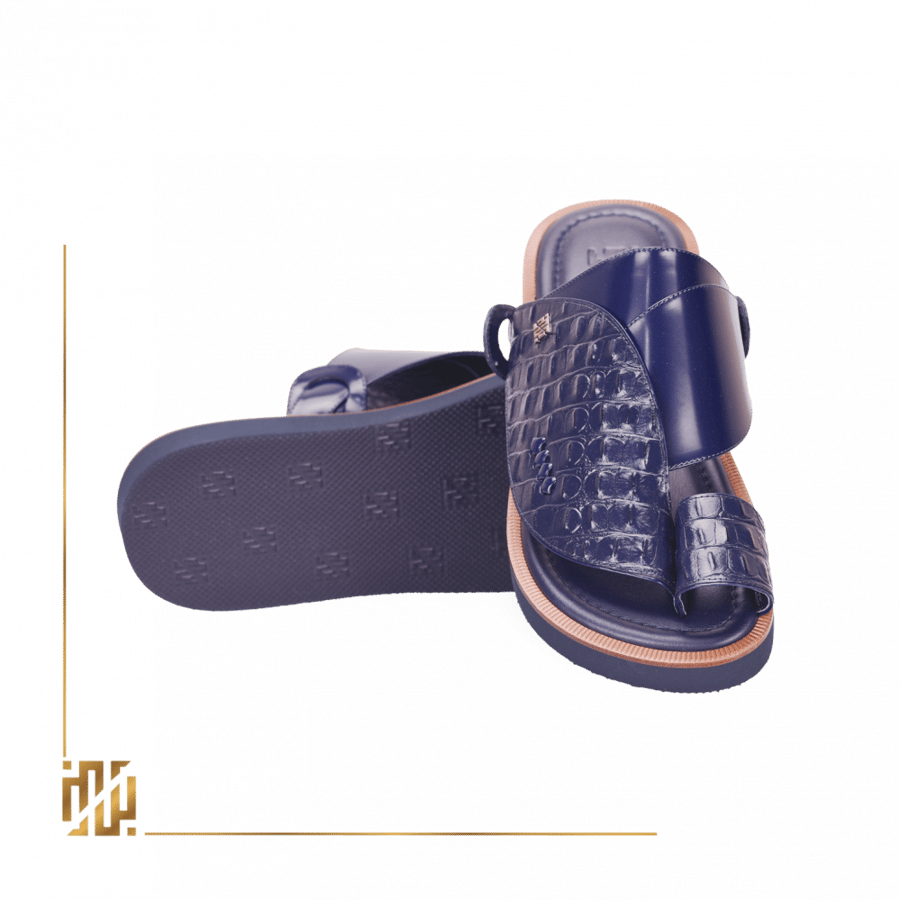Shoe in crocodile nail pattern in navy color