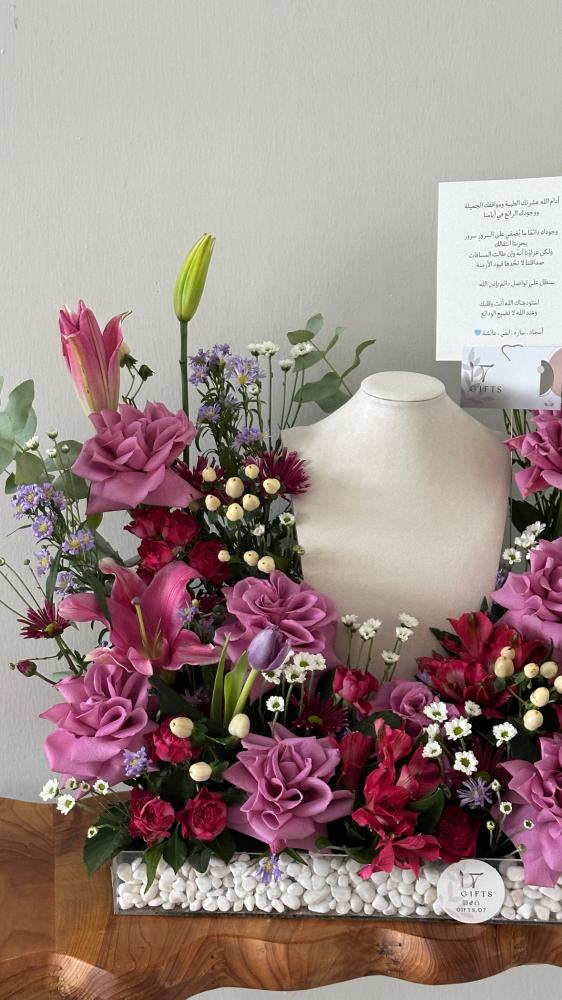 Luxurious flower arrangement on an acrylic base with a chain holder – without chain