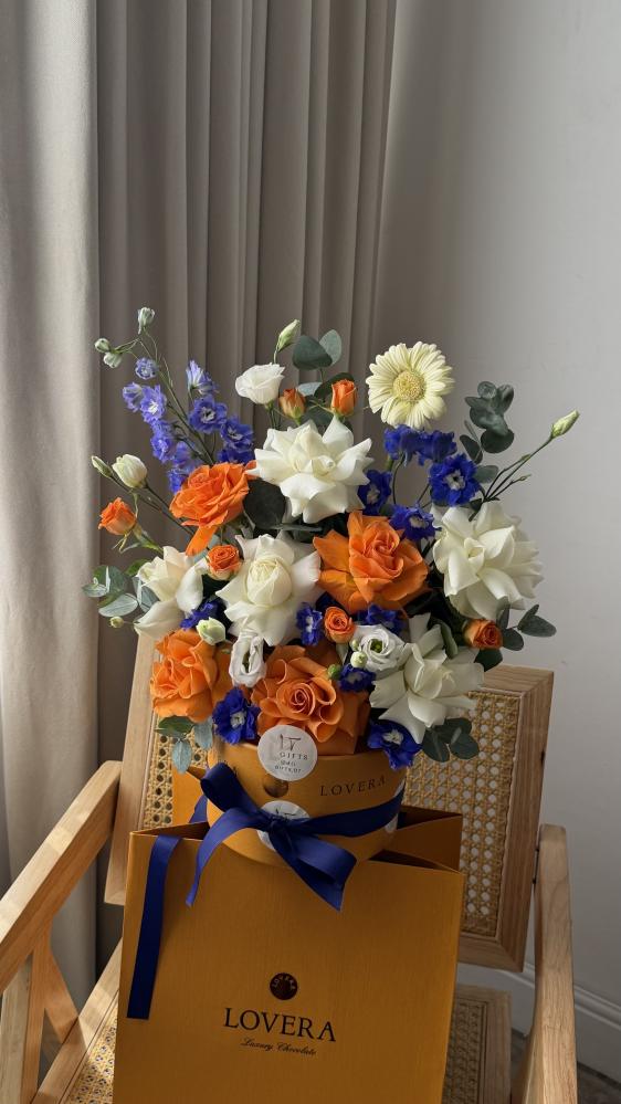 Chocolate box Loveira with flower arrangement
