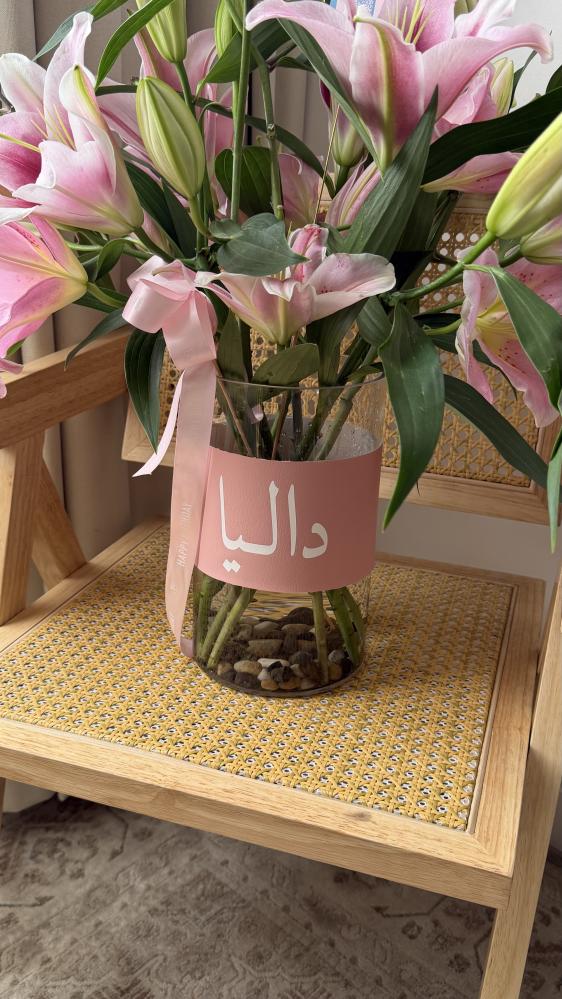 فازة زجاجية مع زهور الليليوم