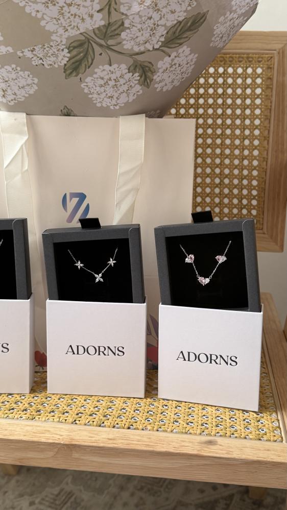 طقم Adorns مع بوكيه