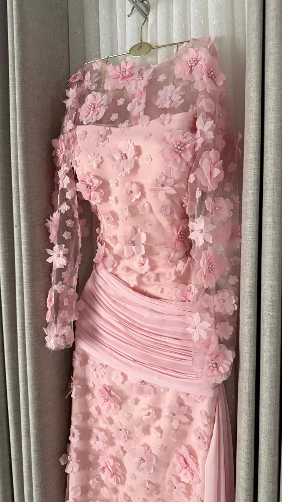 Dress made of Georgette fabric with prominent flowers