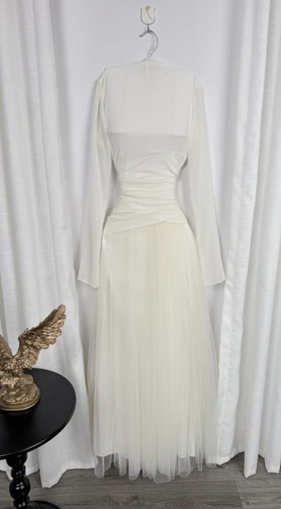 Dress of Georgite fabric and tulle and feteet