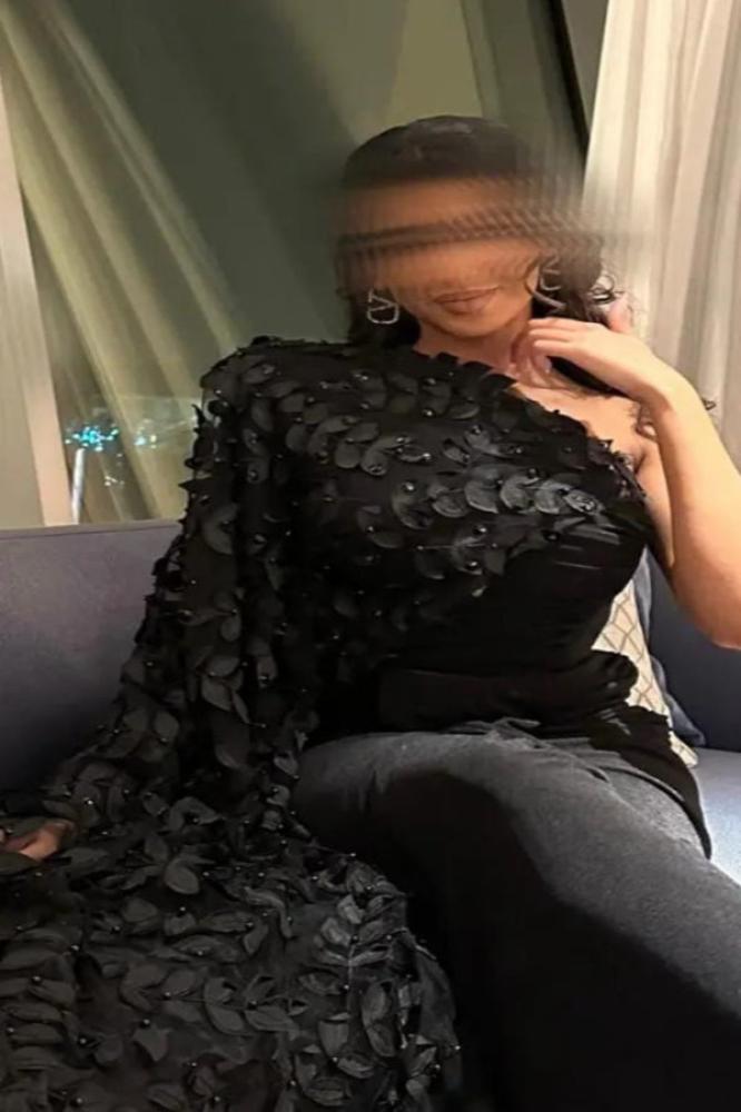 فستان اسود مورد قطعتين