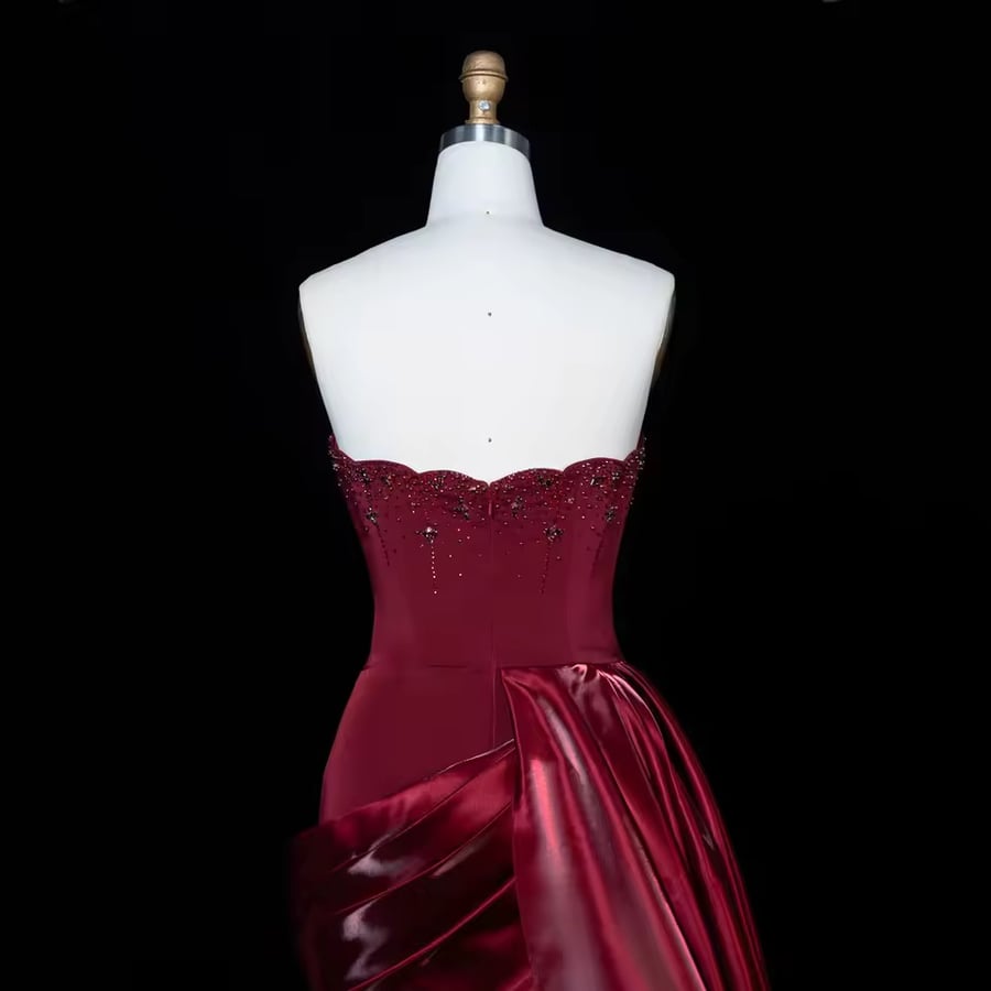 Elegant evening dress without shoulders with an external arm glove