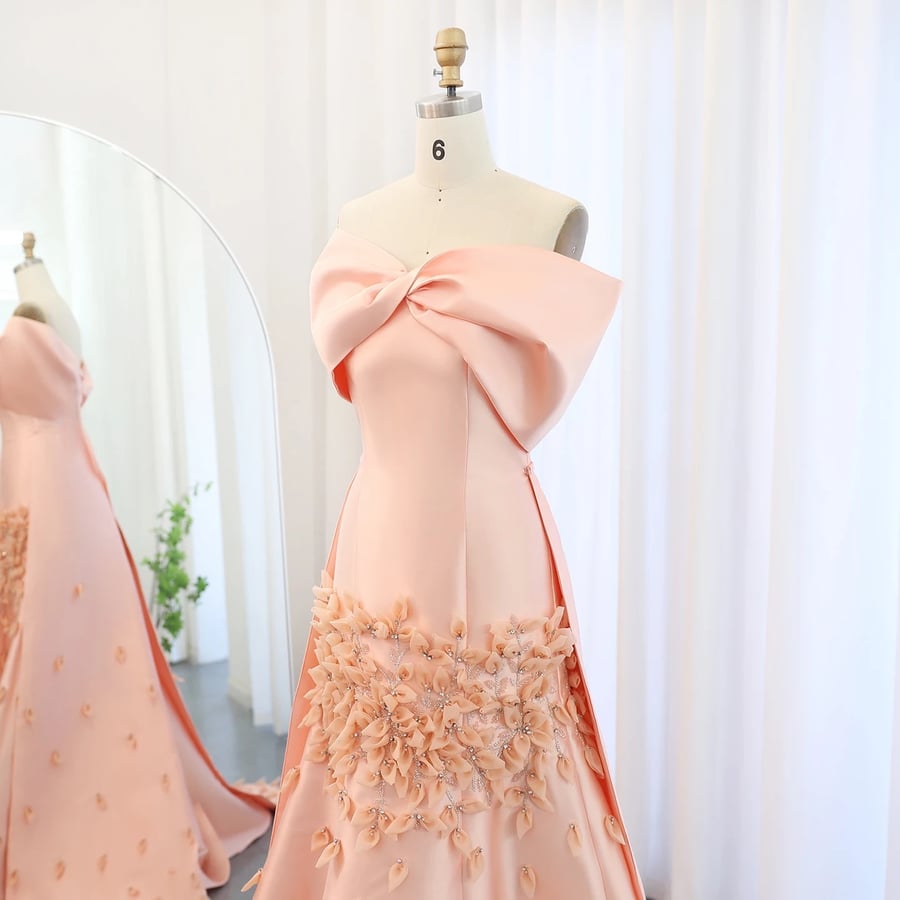 فستان سهره من الساتان الفرنسي الفاخر باللون الوردي  مع تركيبات الزهور الخارجيه
