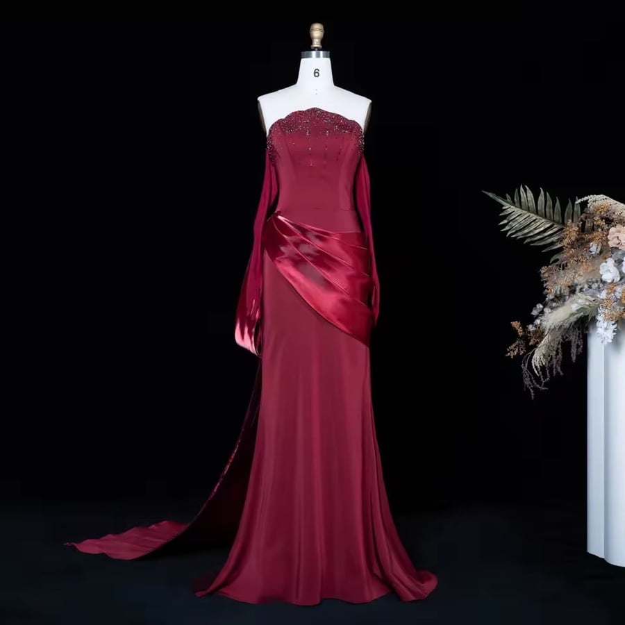 Elegant evening dress without shoulders with an external arm glove