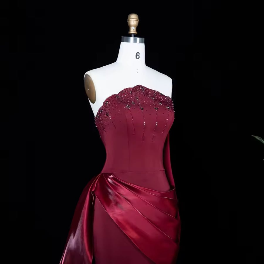 Elegant evening dress without shoulders with an external arm glove