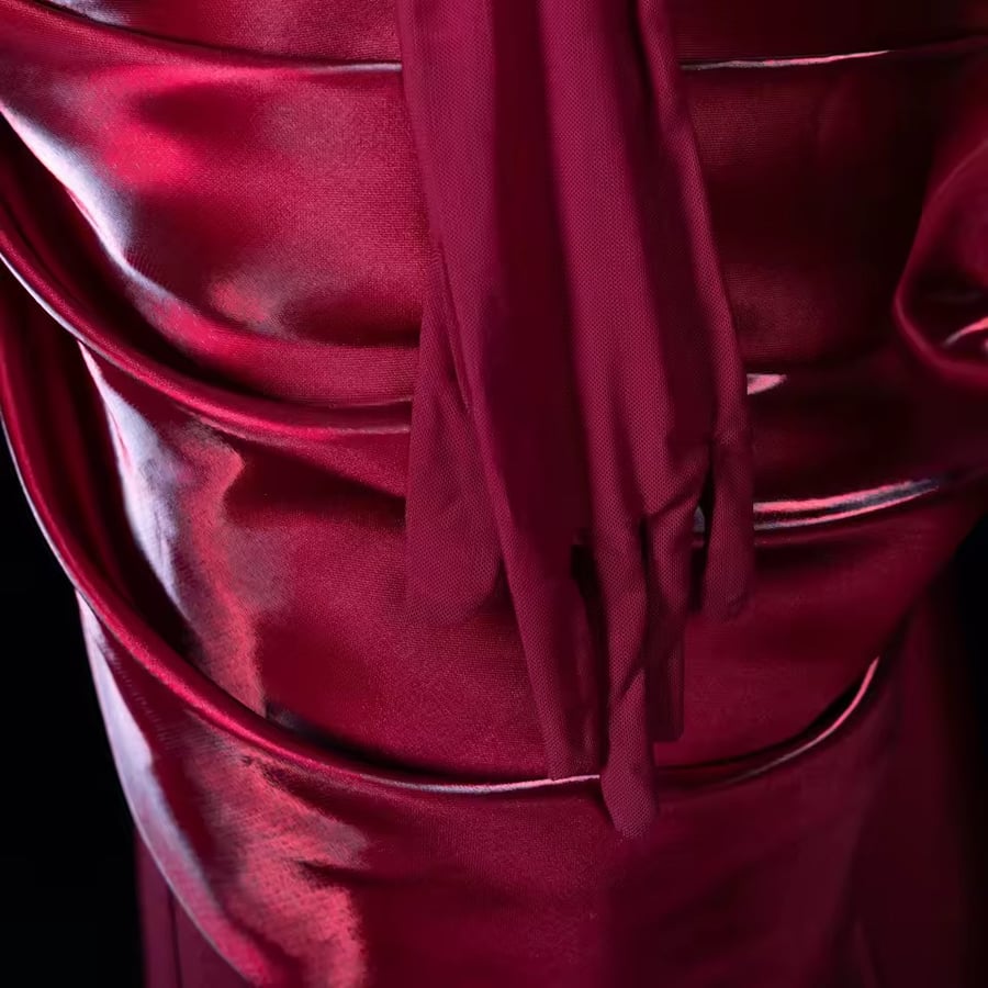 Elegant evening dress without shoulders with an external arm glove