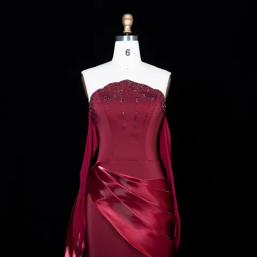 Elegant evening dress without shoulders with an external arm glove