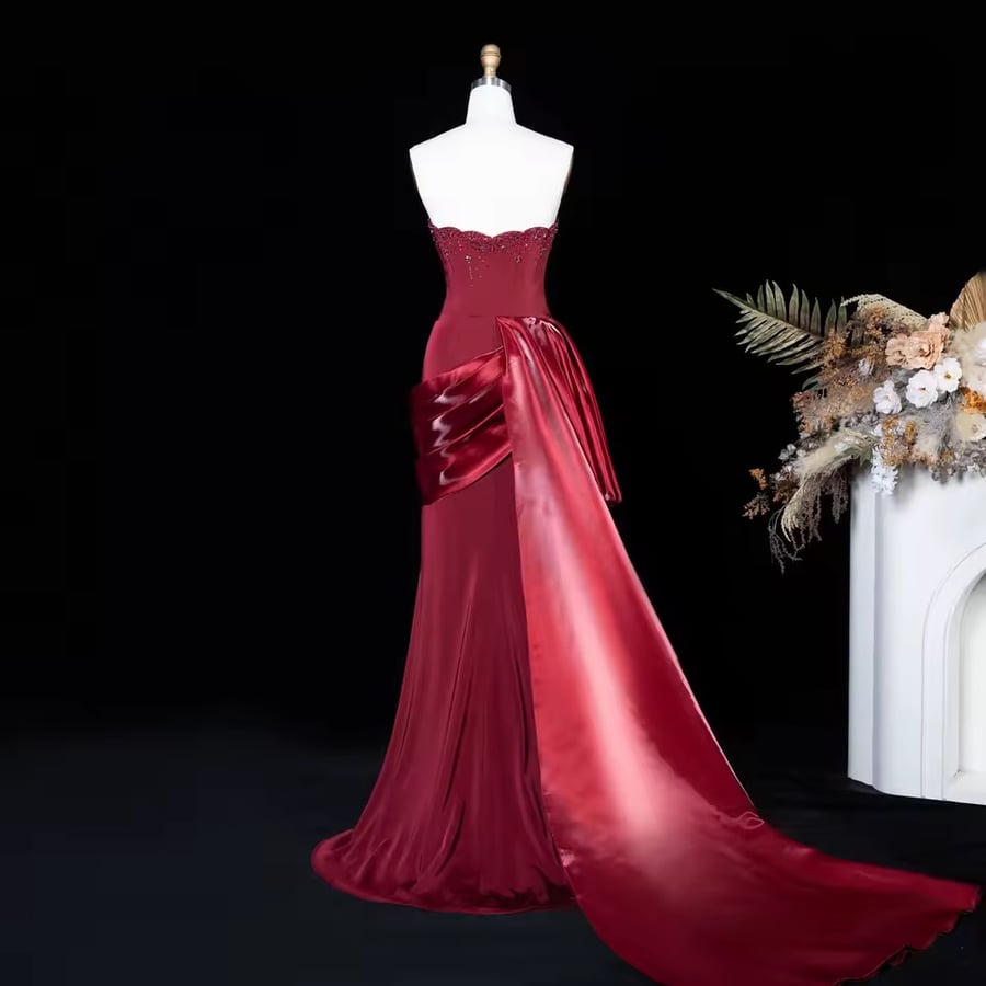 Elegant evening dress without shoulders with an external arm glove