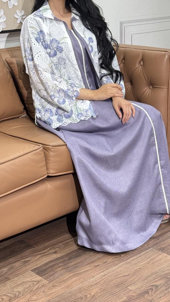 جلابية بخامة شال أنيقة، مزينة بتخريجة من القطن المخرّم