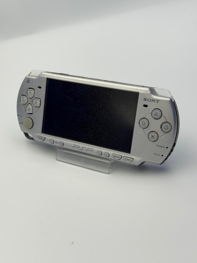 PSP 2000 — Ice Silver (مع الشاحن)