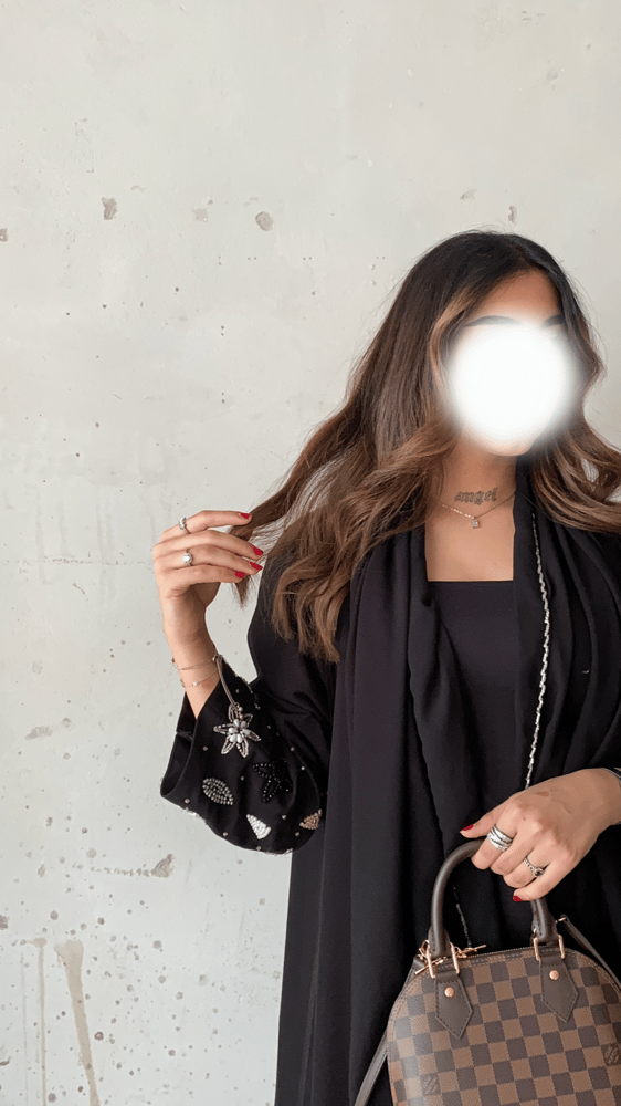 عباية لون أسود مميزة وأنيقة بقصة نص كلوش مع شك لولو عالأكمام