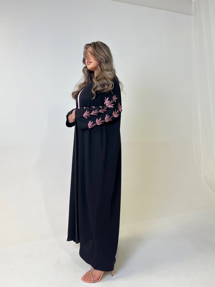 عباية مطرزة ورود ناعمة