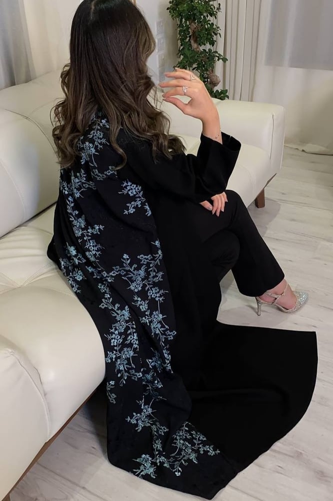عباية ناعمة قماشة كريب مع تطريز