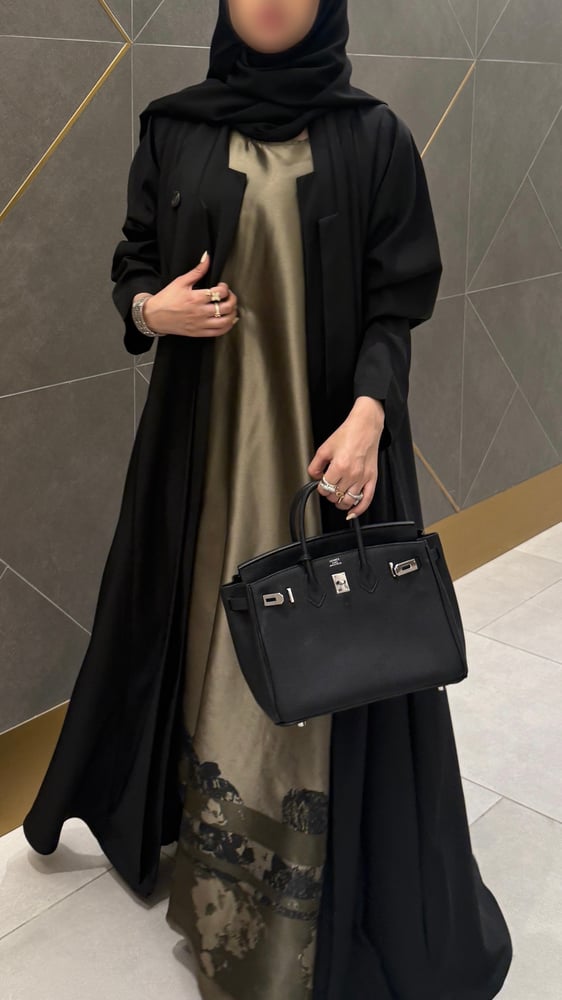 عباية نص كلوش تفته مع فستان داخلي