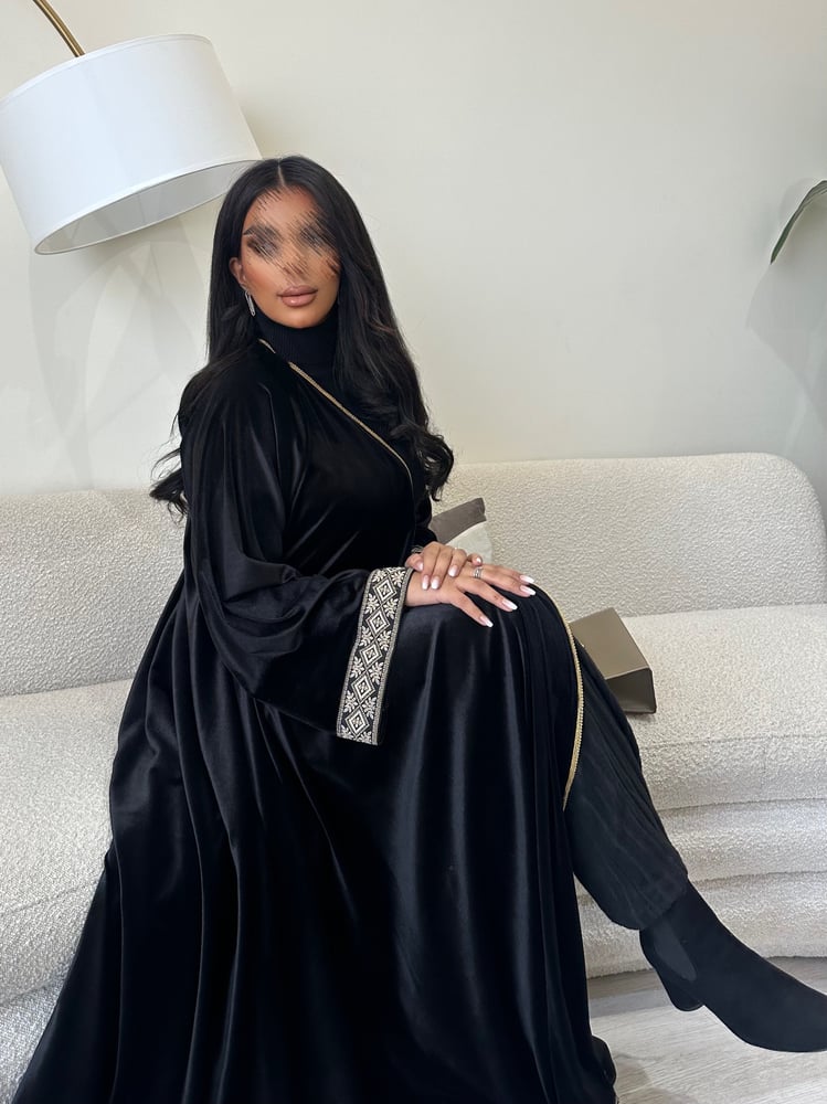 عباية مخمل مع طرحة مجانية