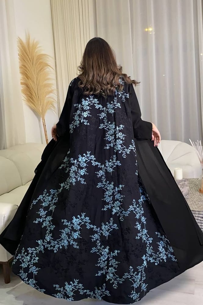 عباية مطرزة كلوش مع طرحة بطرف