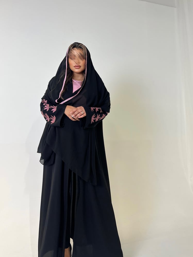 عباية مطرزة ورود مع طرحة بطرف