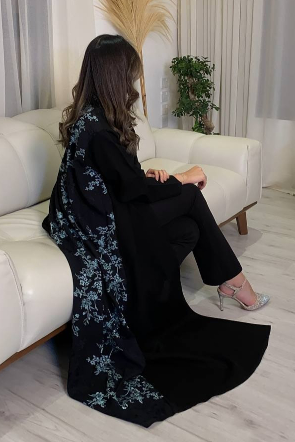 عباية مطرزة من الخلف تطريز خاص