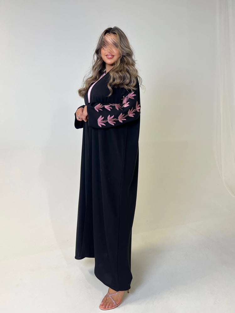 عباية واسعة مطرزة