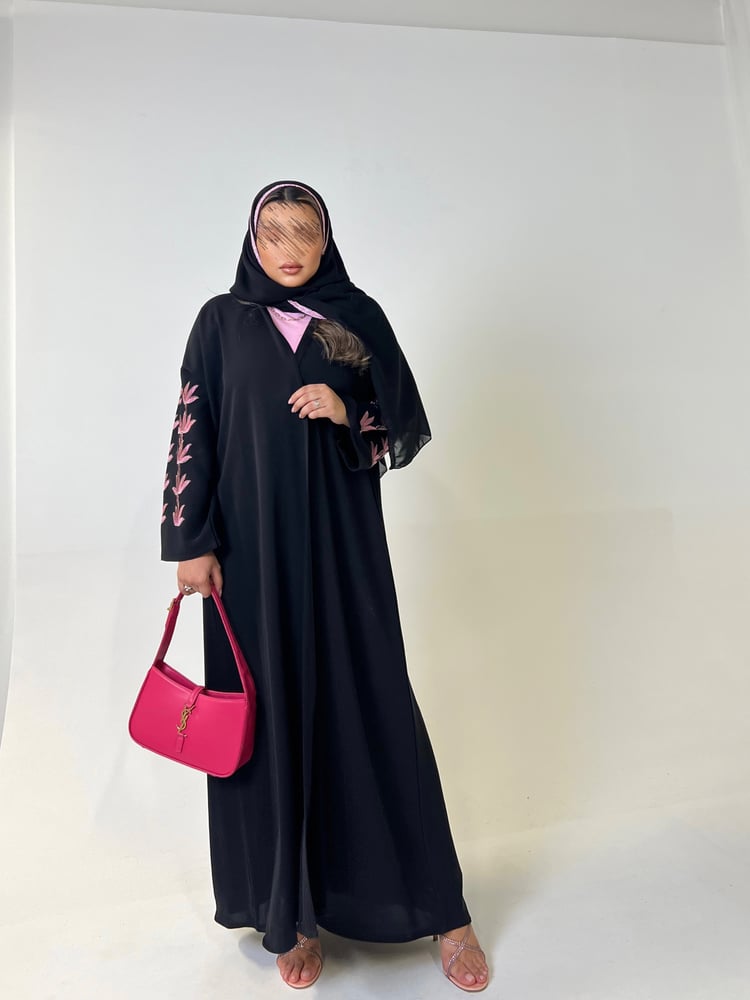 عباية سوداء مع تطريز وردي