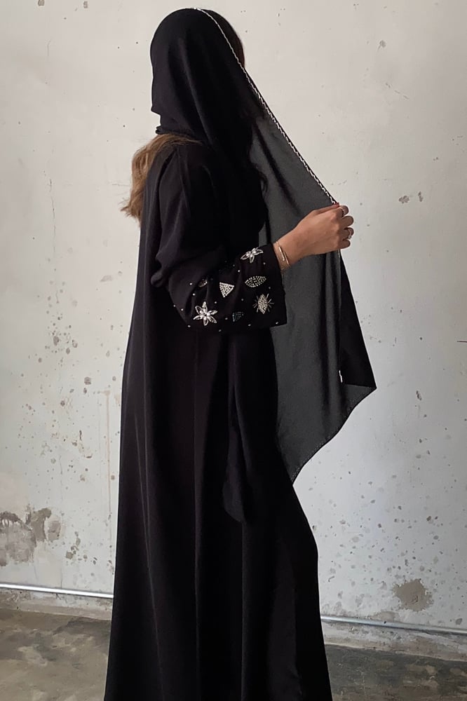 عباية لون أسود مميزة وأنيقة بقصة نص كلوش مع شك عالأكمام وطرحة بطرف