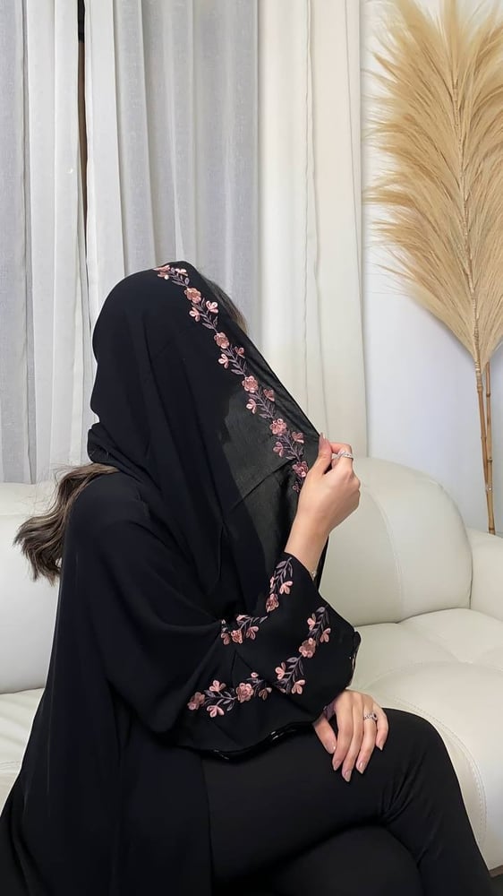 عباية وطرحة بتطريز ورود