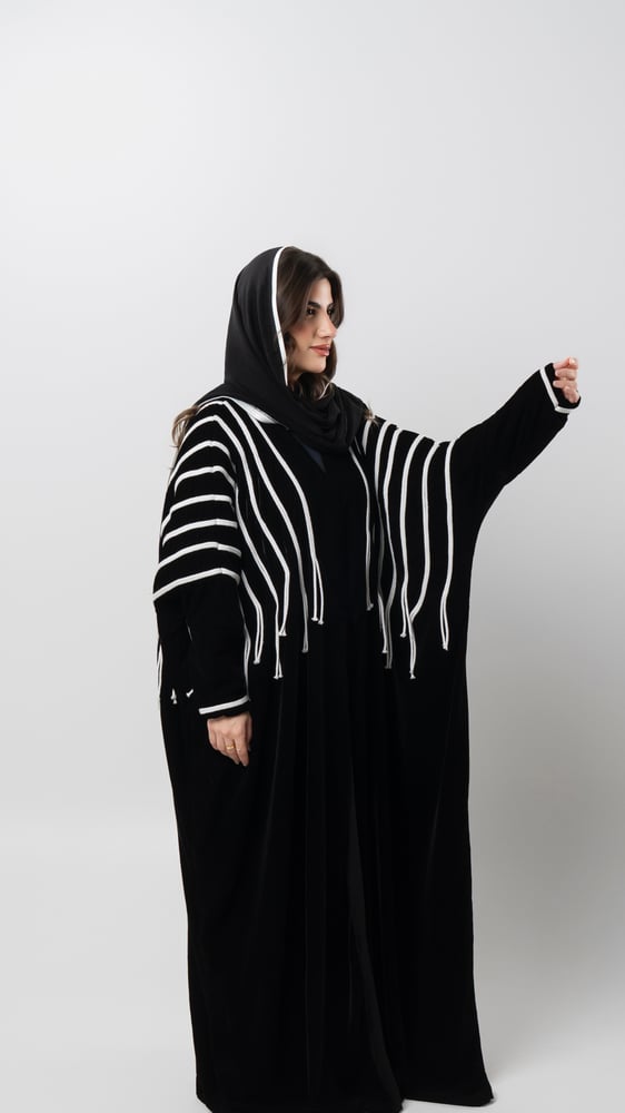 W4 | اسود