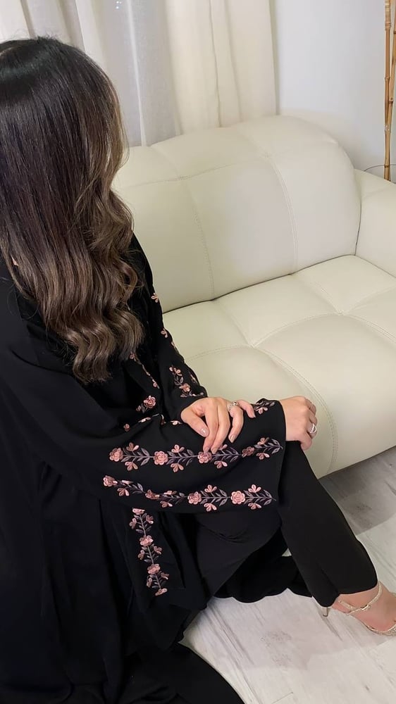 عباية كلوش أسود وتطريز وردي أنيقة