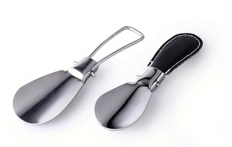 اصغر بوق حذاء مصنوع من المعدن قابل للطي ومقبض من الجلد الاسود مرونة وسهولة في الاستخدام وصغير الحجم يمكن وضعه بالجيب او بحقيبة اليد .