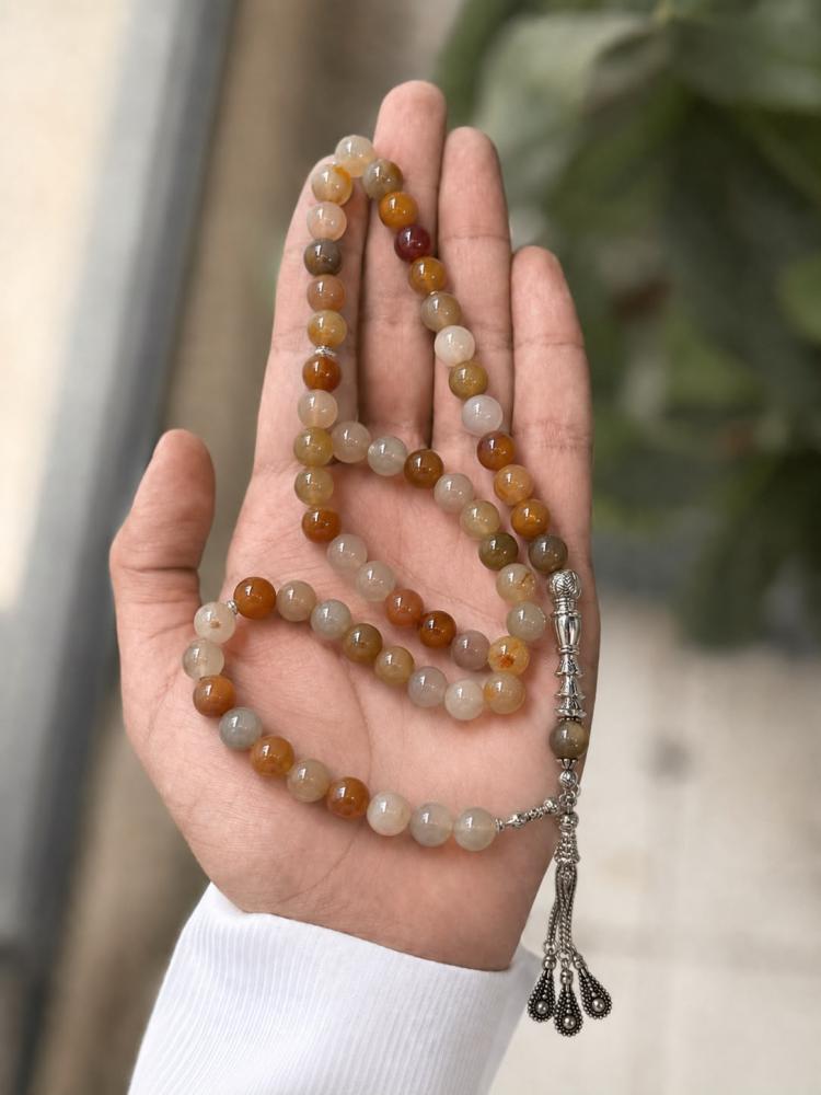 سبحة شُـمـوخ | حجر طبيعي بني فاتح جاذب