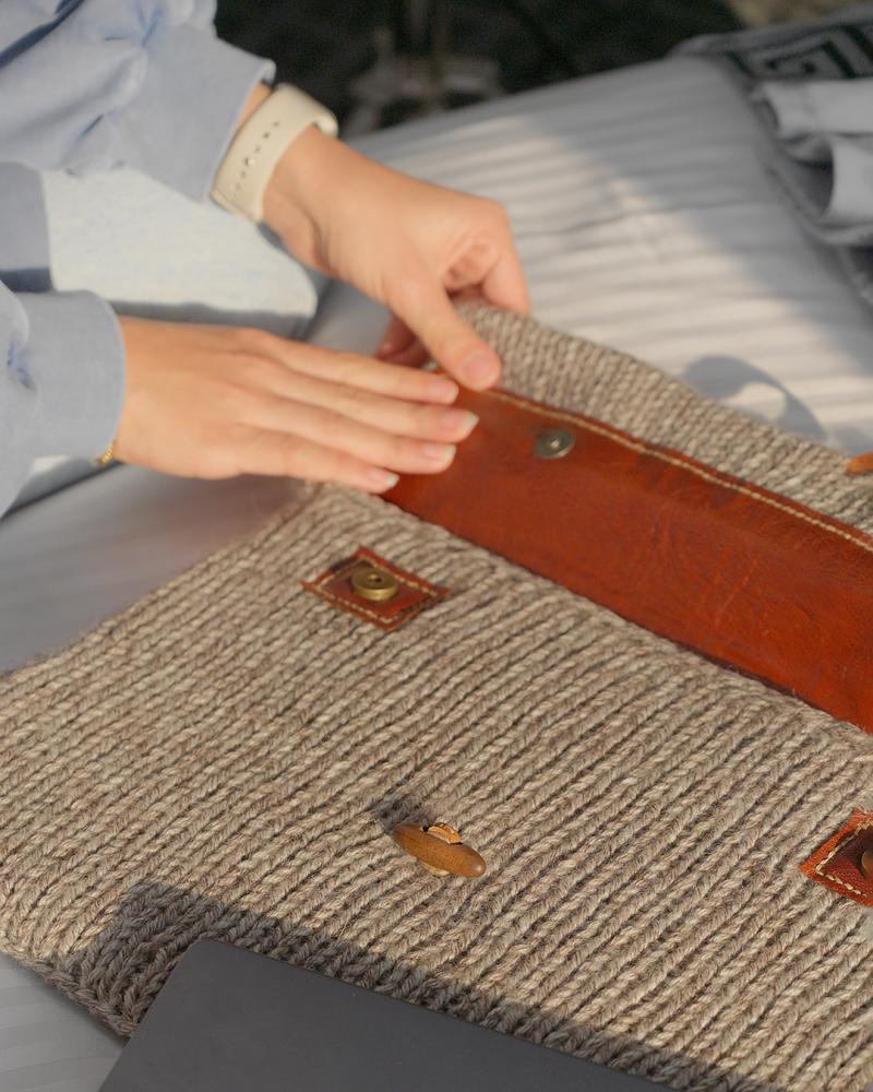 حقيبة لابتوب محاكة يدويًا بغرزة ريب (Rib) – لون بني ممزوج